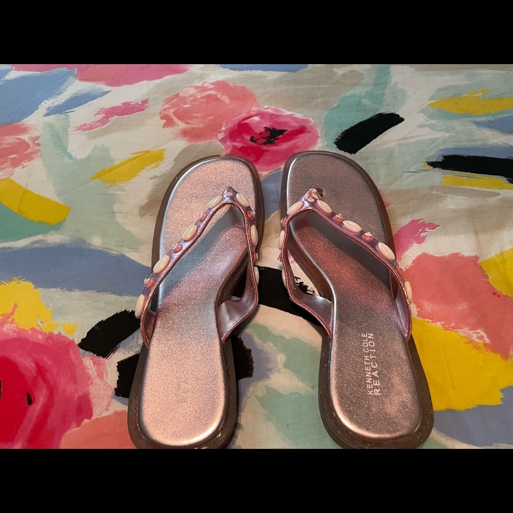 Kenneth Cole Reaction Shell Flip Flops - Picture 5 of 5
